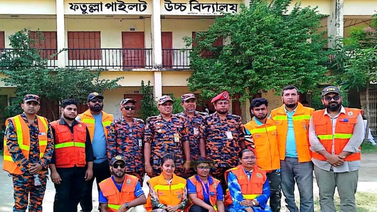 দুর্যোগ মোকাবিলার প্রস্তুতি যাচাইয়ে ফতুল্লা পাইলট উচ্চ বিদ্যালয়ে মহড়া