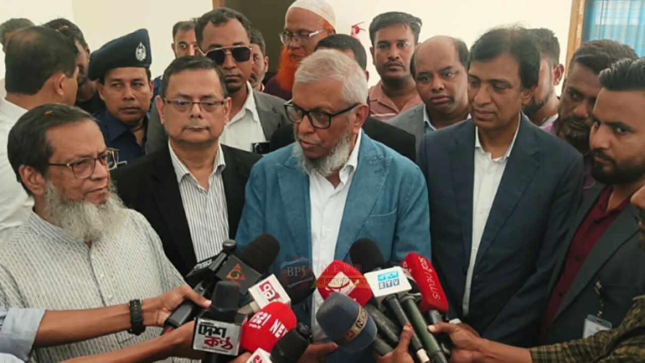 সৌদি আরবে প্রবাসীদের নিয়মিত খোঁজ নিচ্ছে সরকার: শ্রমমন্ত্রী