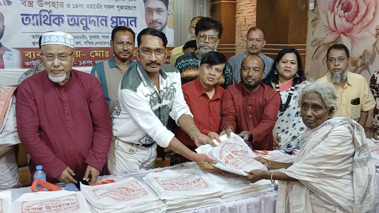 দুর্গাপূজায় ৭০০ মানুষের মাঝে বস্ত্র বিতরণ, ১২ পূজামণ্ডপে অনুদান দিলেন দিদার খন্দকার