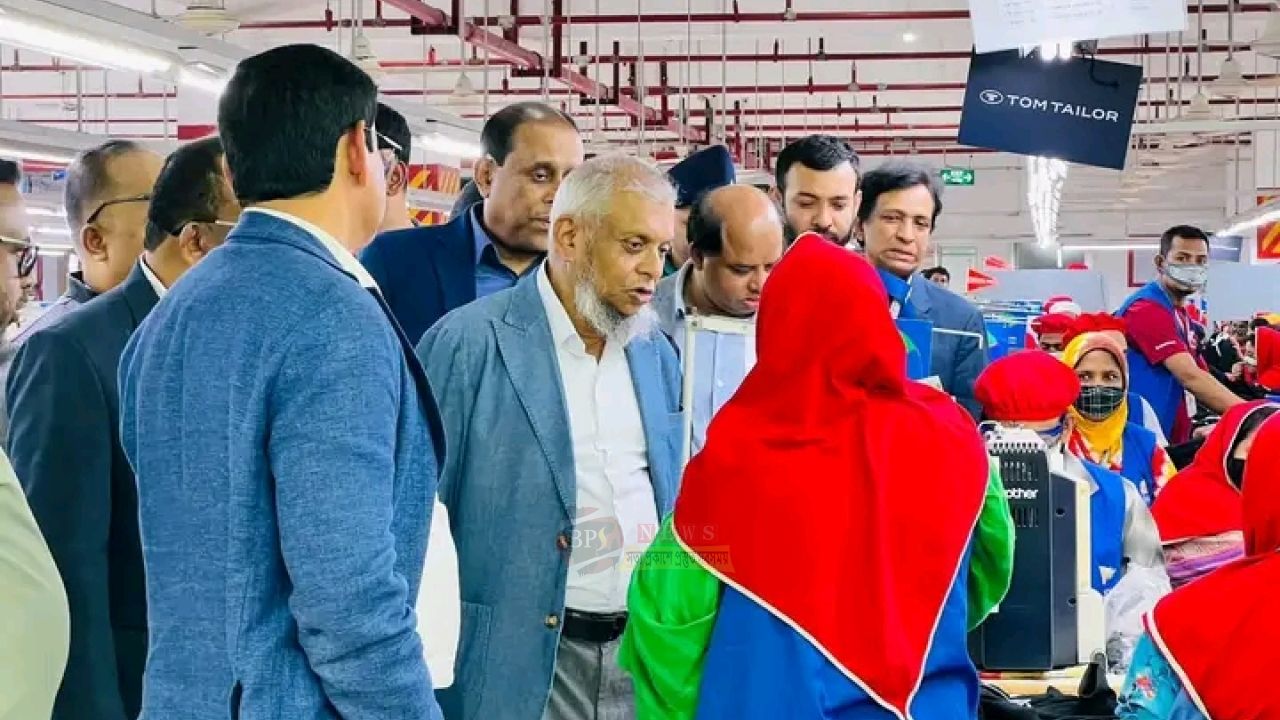 নারায়ণগঞ্জের মেট্রো গার্মেন্টস পরিদর্শনে শ্রমমন্ত্রী, কথা বললেন শ্রমিকদের সঙ্গে