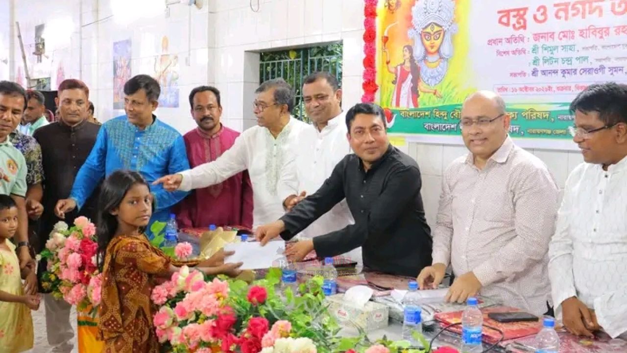 দুর্গোৎসবে শিশু ও মায়েদের পাশে নারায়ণগঞ্জের পুলিশ সুপার