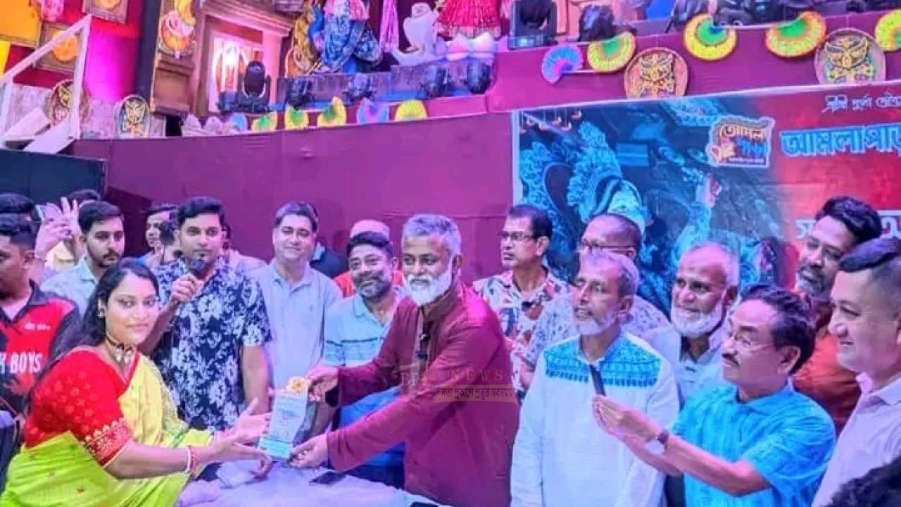 দুর্গোৎসবে সম্প্রীতির উদ্যোগ নিয়ে মণ্ডপে মণ্ডপে খোরশেদ