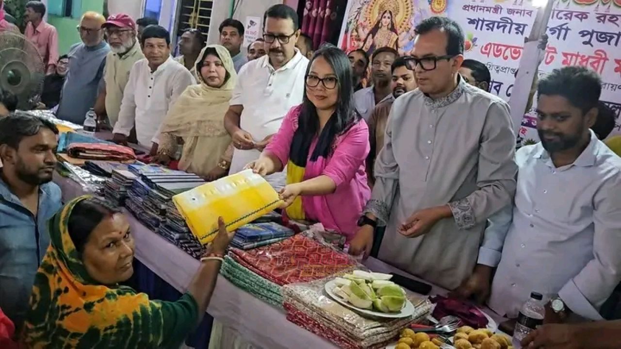 কুতুবপুরে পূজামণ্ডপে ২০০ শাড়ি-লুঙ্গি উপহার দিলেন এমপি মাধবী মার্মা