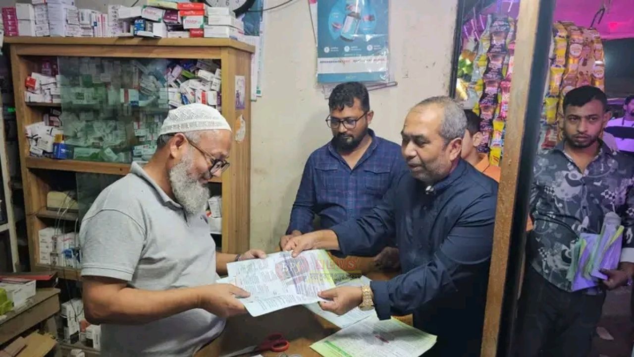 দ্রব্যমূল্য নিয়ন্ত্রণে সরকারের পদক্ষেপ তুলে ধরে যুবদলের লিফলেট বিতরণ