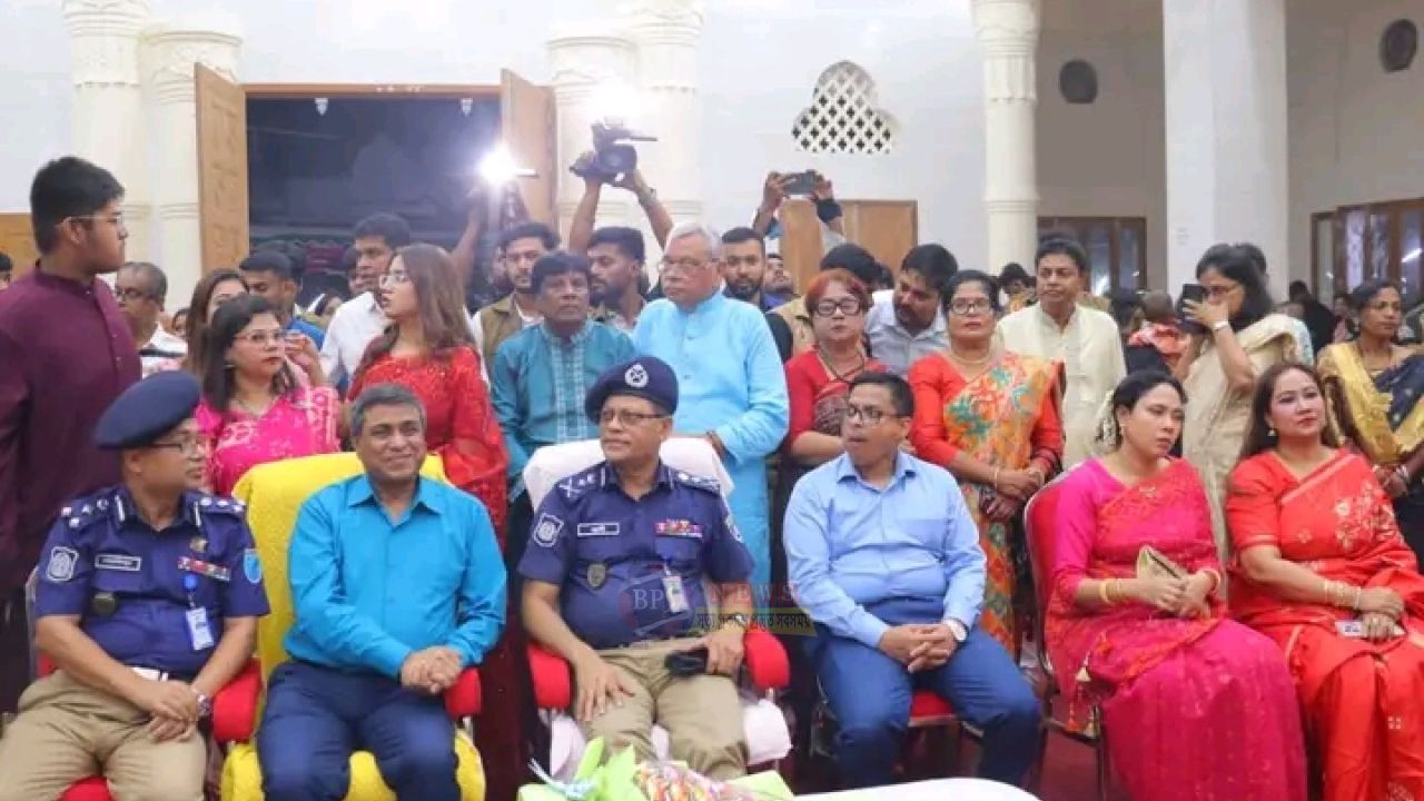 নারায়ণগঞ্জে পূজামণ্ডপ পরিদর্শনে বিভাগীয় কমিশনার ও আইজিপি