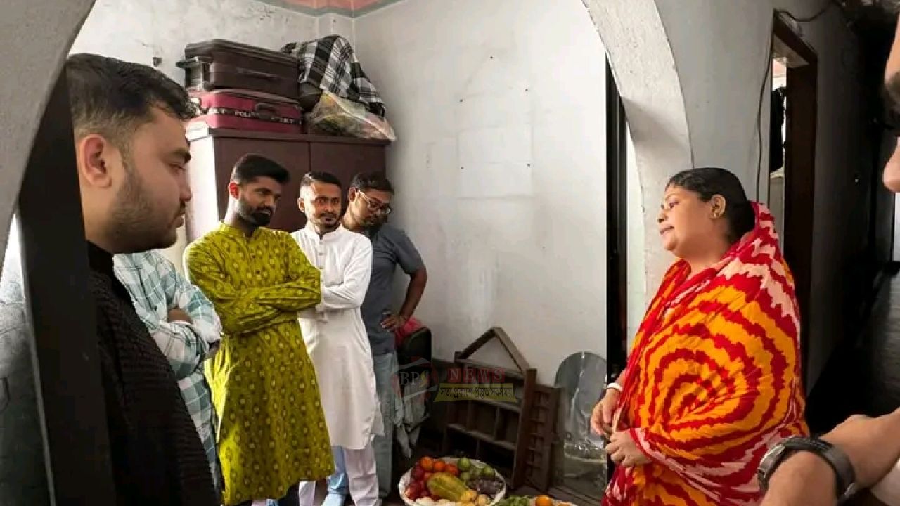 দুর্গাপূজায় শহীদ রিয়া গোপের বাসায় এনসিপি নেতারা