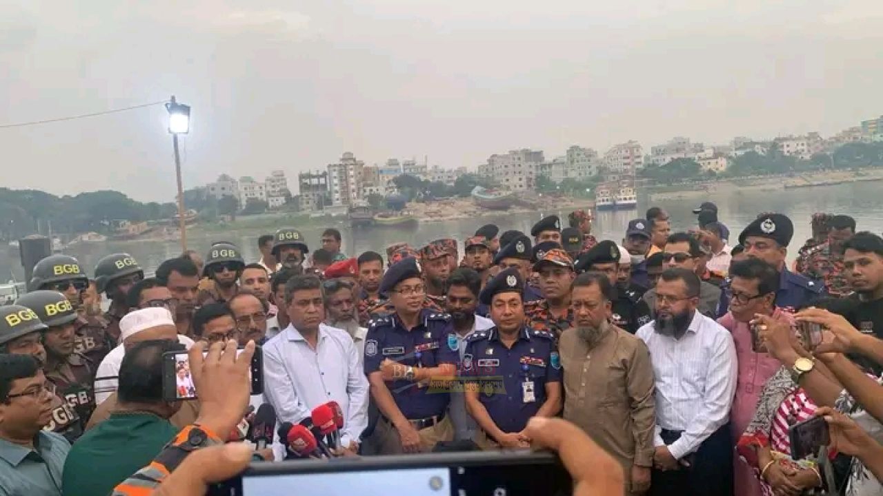 নারায়ণগঞ্জে দুর্গাপূজার নিরাপত্তা দেখে সন্তোষ প্রকাশ বিভাগীয় কমিশনারের