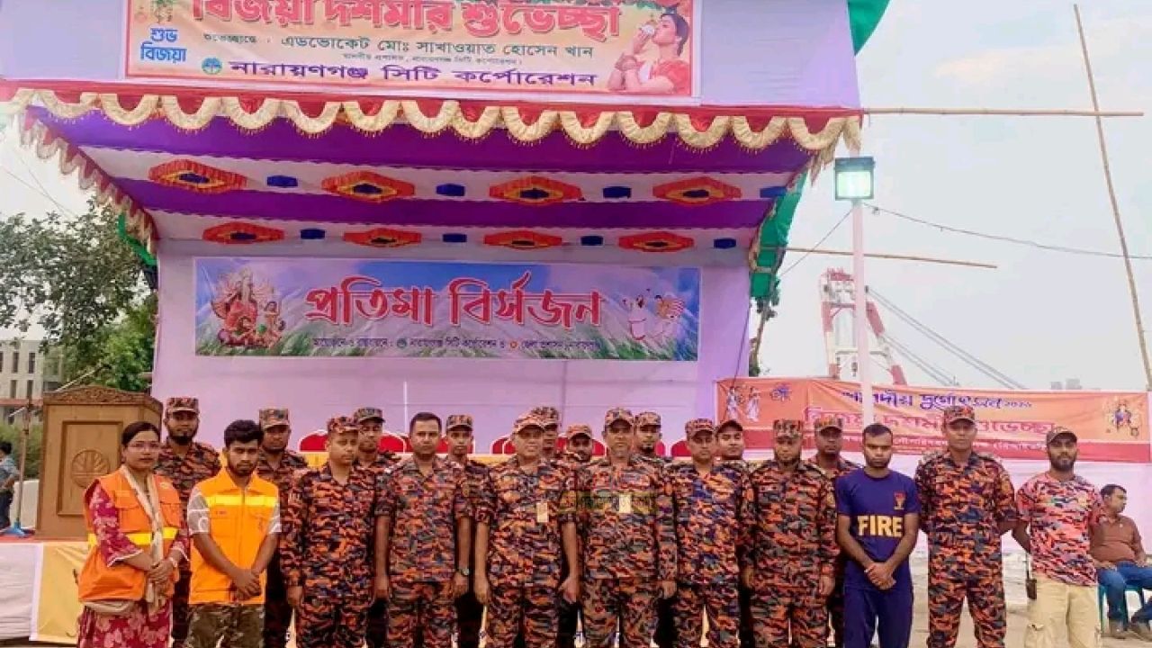 প্রতিমা বিসর্জনে নিরাপত্তা নিশ্চিতে দায়িত্বে নারায়ণগঞ্জ আরবান কমিউনিটি ভলান্টিয়াররা