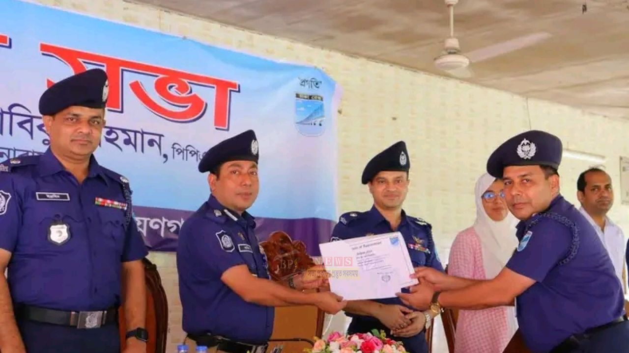 নারায়ণগঞ্জে শ্রেষ্ঠ পুলিশ কর্মকর্তা ও সদস্যদের পুরস্কৃত করলেন এসপি